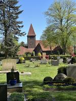Neuer Friedhof Oldenburg Blick über die gräber in Richtung Auferstehungskirche