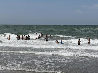 Junge Menschen im Meer