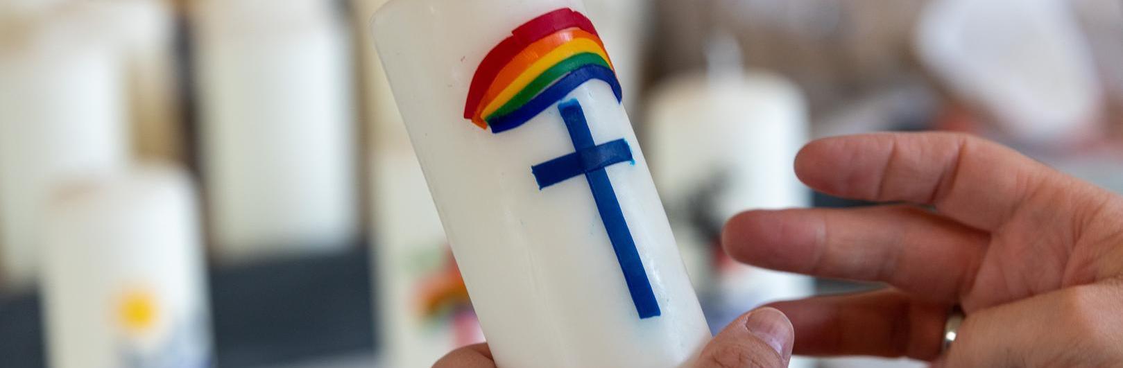 Taufkerze in der Hand