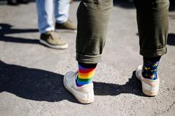 Beine mit unterschiedlichen Strümpfen