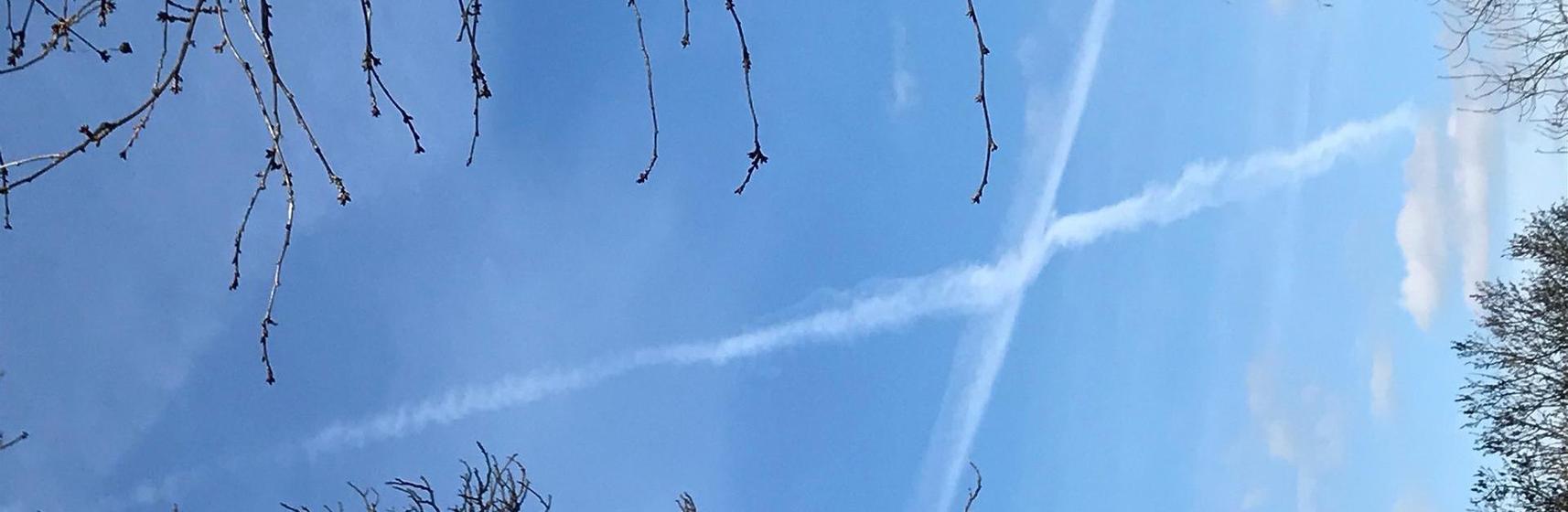 Header Wort der Zuversicht Weißes Kreuz an blauem Himmel
