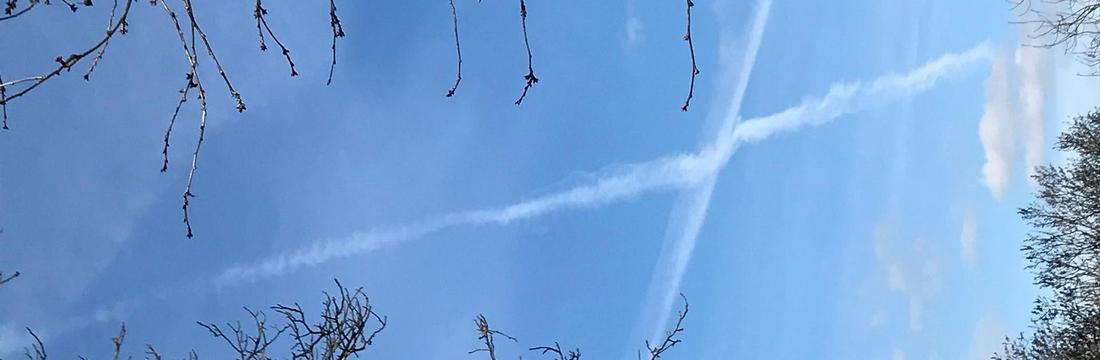 Weißes Kreuz an blauem Himmel