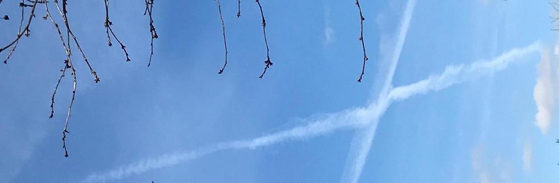  Weißes Kreuz an blauem Himmel