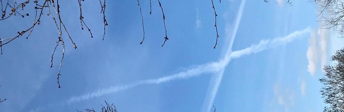  Weißes Kreuz am blauen Himmel