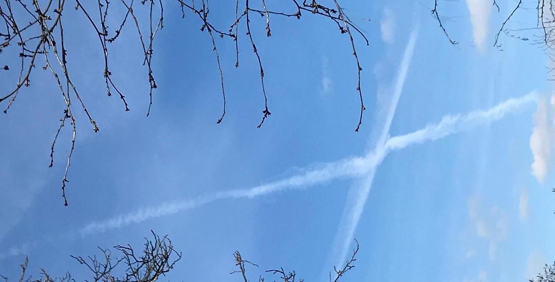 Header Wort der Zuversicht weißes Kreuz am blauen Himmel