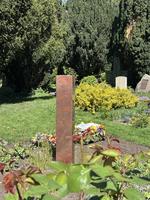 Gertrudenkirchhof Oldenburg mit roter Stele