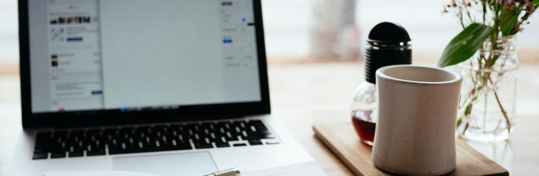 Header Kirchenbüro Laptop mit Becher