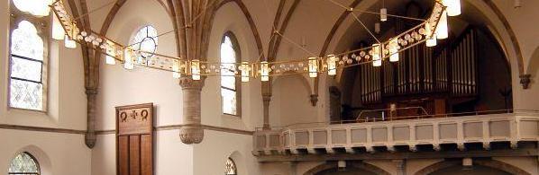 Garnisonkirche Oldenburg von innen mit Kronleucter und Orgel