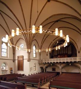 Garnisonkirche Oldenburg von innen mit Kronleuchter und Orgel