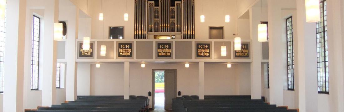 Auferstehungskirche Oldenburg Innenansicht mit Empore und Orgel