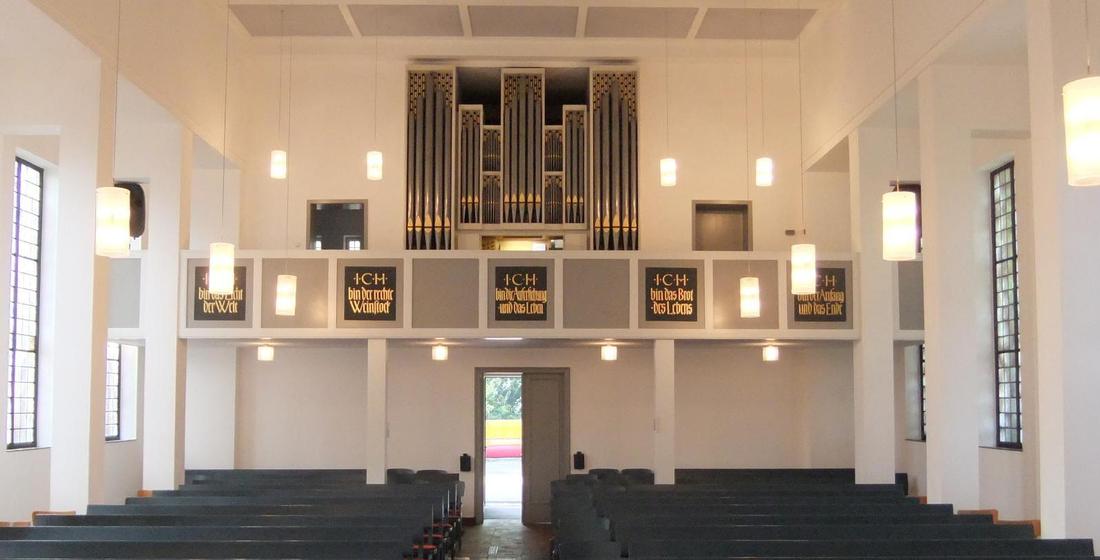 header Auferstehungskirche Oldenburg Innenansicht Empore und Orgel