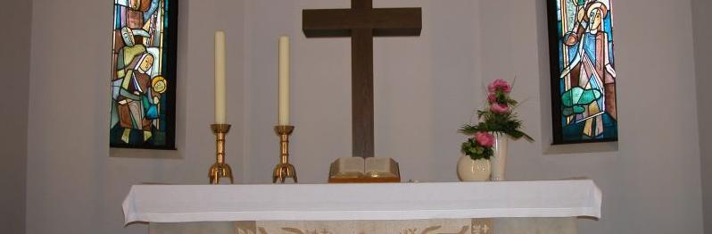 Header Christuskirche Oldenburg Altar mit großem Holzkreuz und Buntglasfenstern