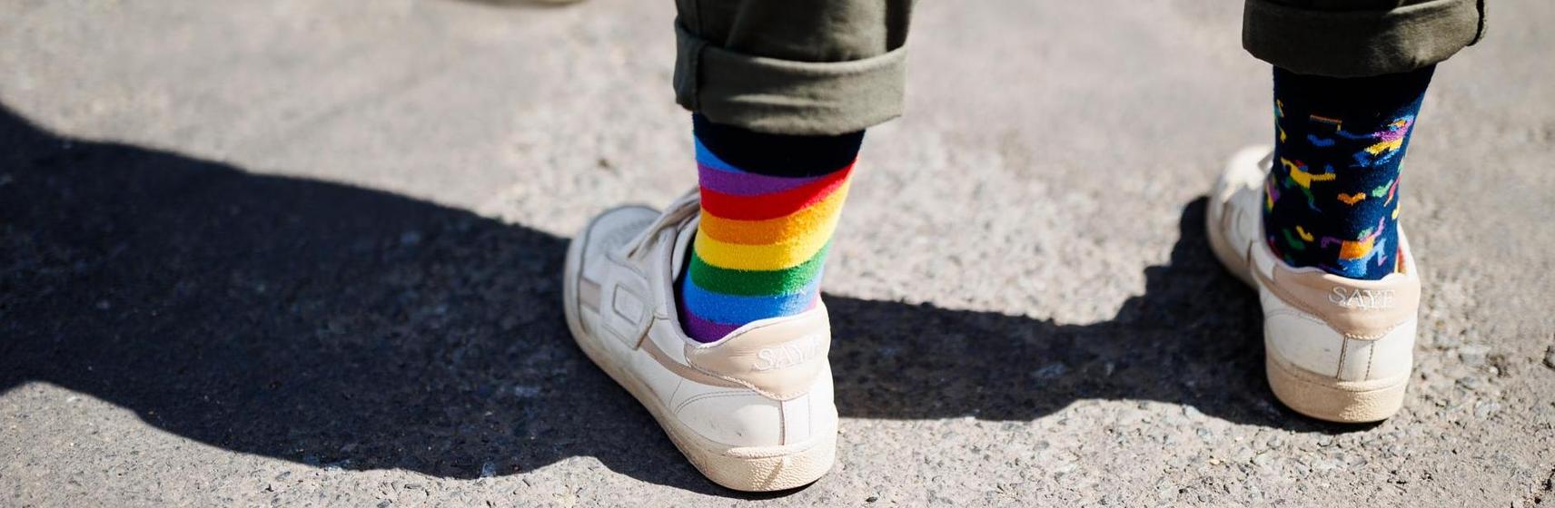 Header Angebote für Jugendliche Beine mit unterschiedlichen Strümpfen