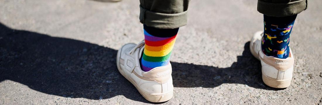 Header Angebote für jugendliche Beine mit unterschiedlichen Strümpfen