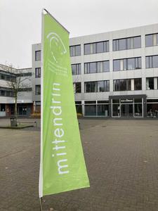 Gemeindeversammlung Banner "mittendrin"