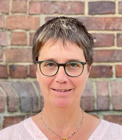 Iris Neumann-Holbeck