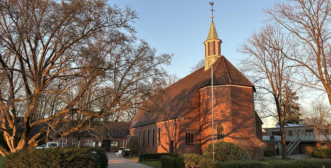 Header Christuskirche Oldenburg von der Straße aus gesehen