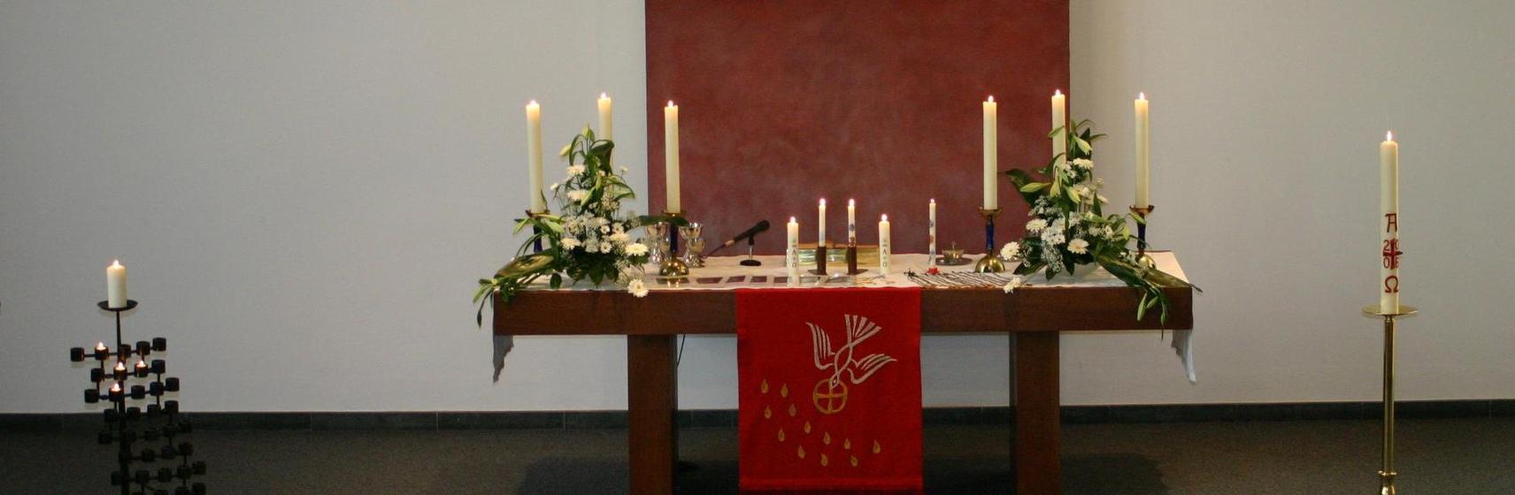 Header Martin-Luther-Kirche Altar mit brennenden Kerzen