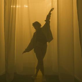 Tänzerin vor dem Auftritt