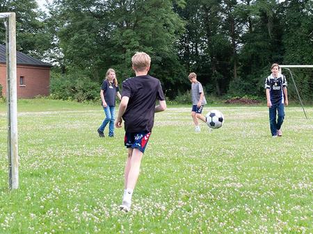KoKo-Sommerfahrt 2025 Montag: Ballspiel auf der Wiese