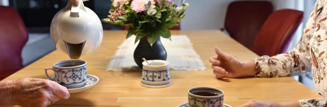 Header besuchsdienst Kaffee einschenken