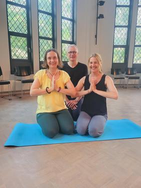 Hatha Yoga & Segen: Katja Bliefernicht (Yogalehrerin) / Anja Völlings (Yogalehrerin) / Tom O. Brok (Pastor)