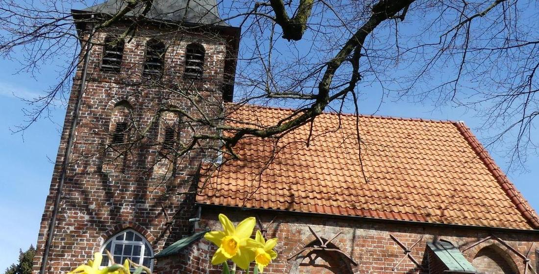 Header St. Gertruden-Kapelle Oldenburg mit Narzissen