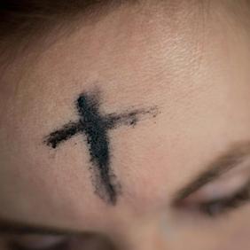 Aschekreuz auf der Stirn