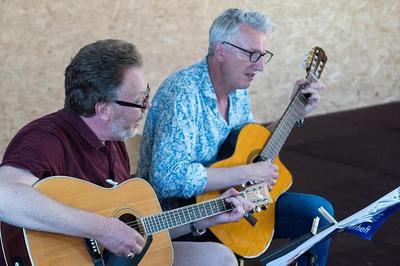 25.6.24 KoKo-Fahrt Helgoland 2024 Ralph und Michael an der Gitarre