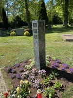 Neuer Friedhof Oldenburg mit grüner Stele
