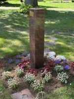 Neuer Friedhof Oldenburg mit roter Stele