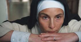 Eine Klosterfrau schaut in die Ferne; Film: Teresa - ein Leben zwischen Licht und Schatten