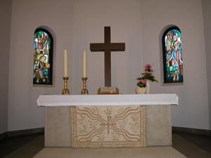 Christuskirche Oldenburg Altar mit großem Holzkreuz