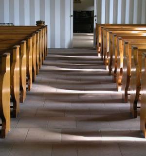 Christuskirche Oldenburg Kirchenbänke im Licht