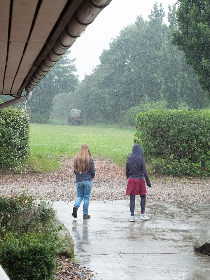 01_10.7.23_Kongeadalen 2023 Montag Zwei Menschen im Regen; Foto: Ralph Hennings