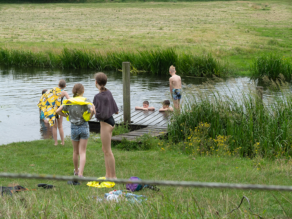 03_11.7.23_Kongeadalen 2023 Dienstag Jugendliche am Fluss; Foto: Ralph Hennings
