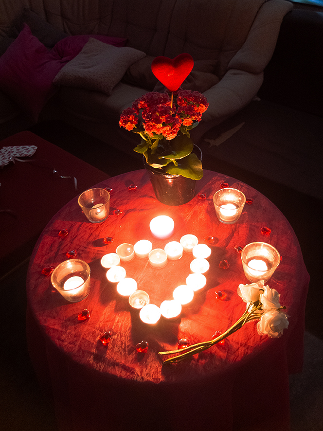 04_10.7.23_Kongeadalen 2023 Montag Ein Herz aus Kerzen auf einer roten Tischdecke; Foto: Ralph Hennings